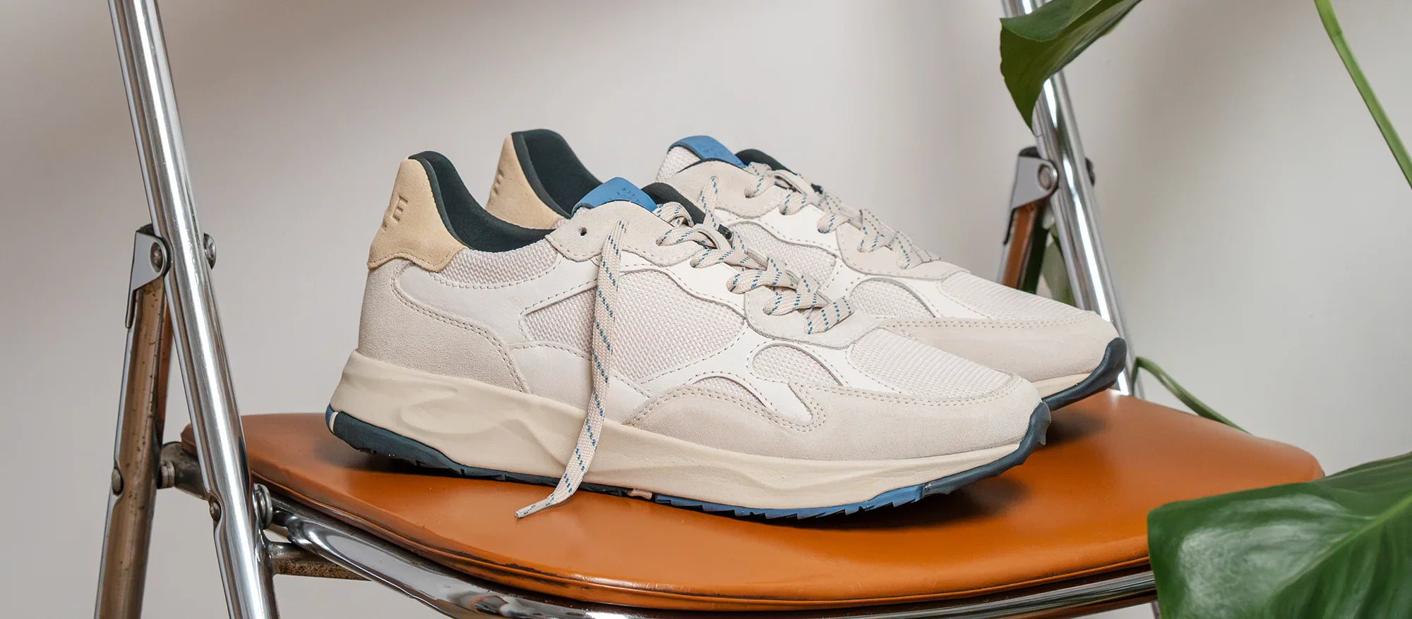 Haywood Sneakers von Clae auf einem Stuhl.