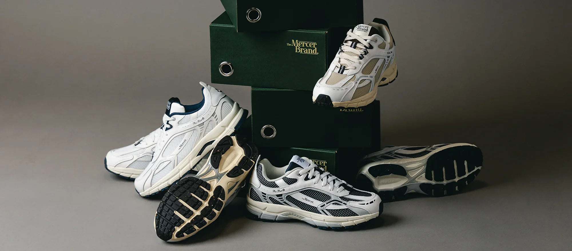 Stapel von Mercer Brand Sneakers und Schuhschachteln.