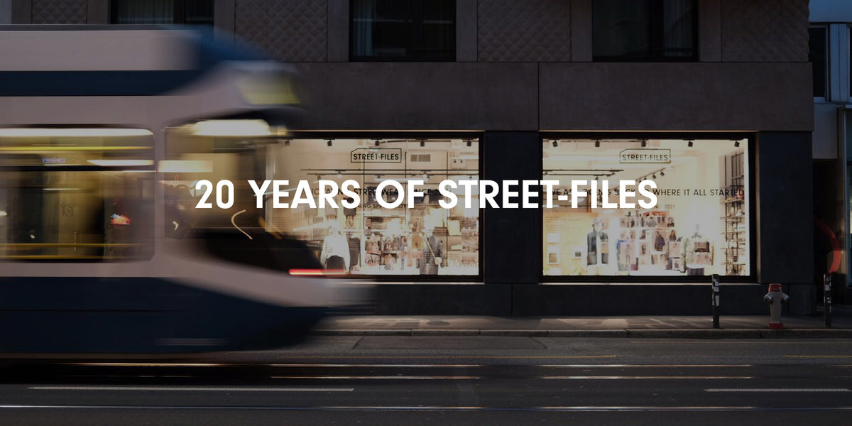 Street-Files Studio Fassade mit vorbei fahrendem Tram.
